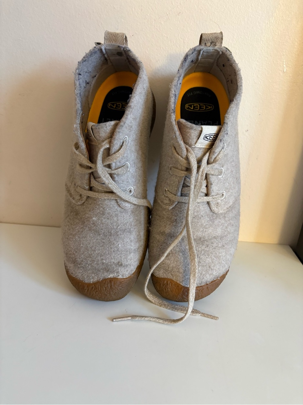 KEEN  women Gray Felt Lace-Up Shoes 10